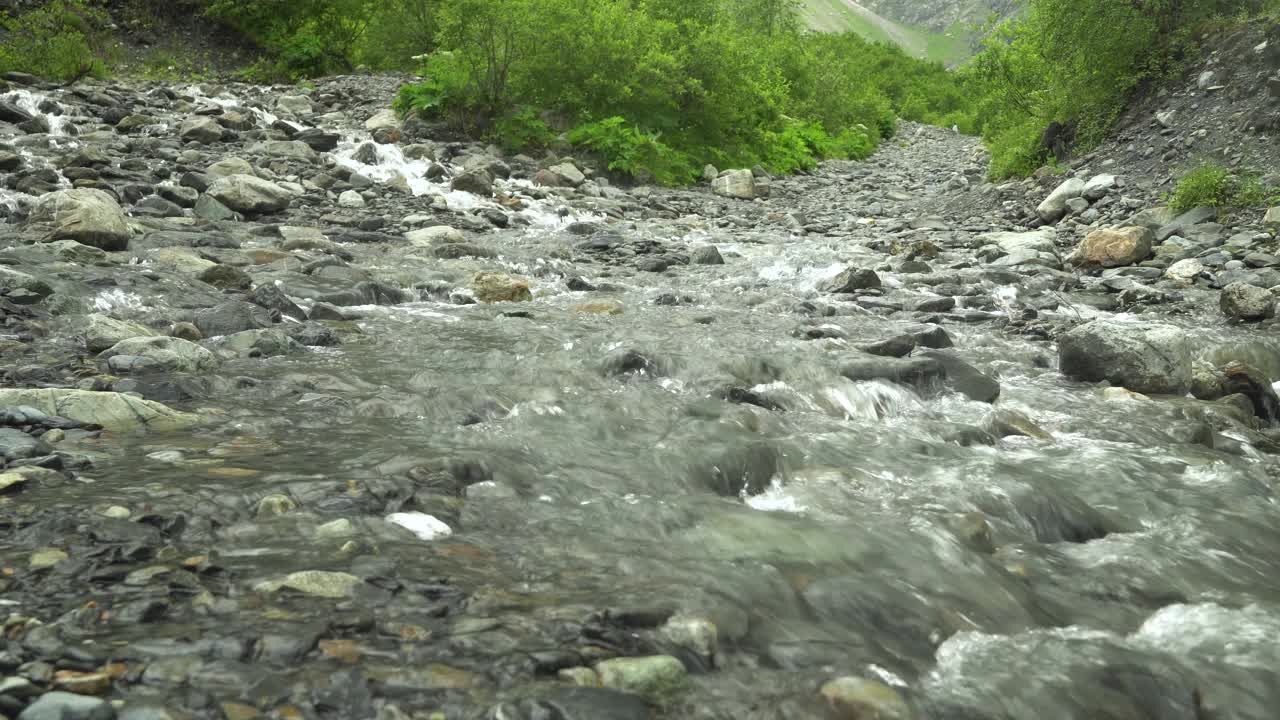 荒野的山河与清澈的溪水相接。视频素材