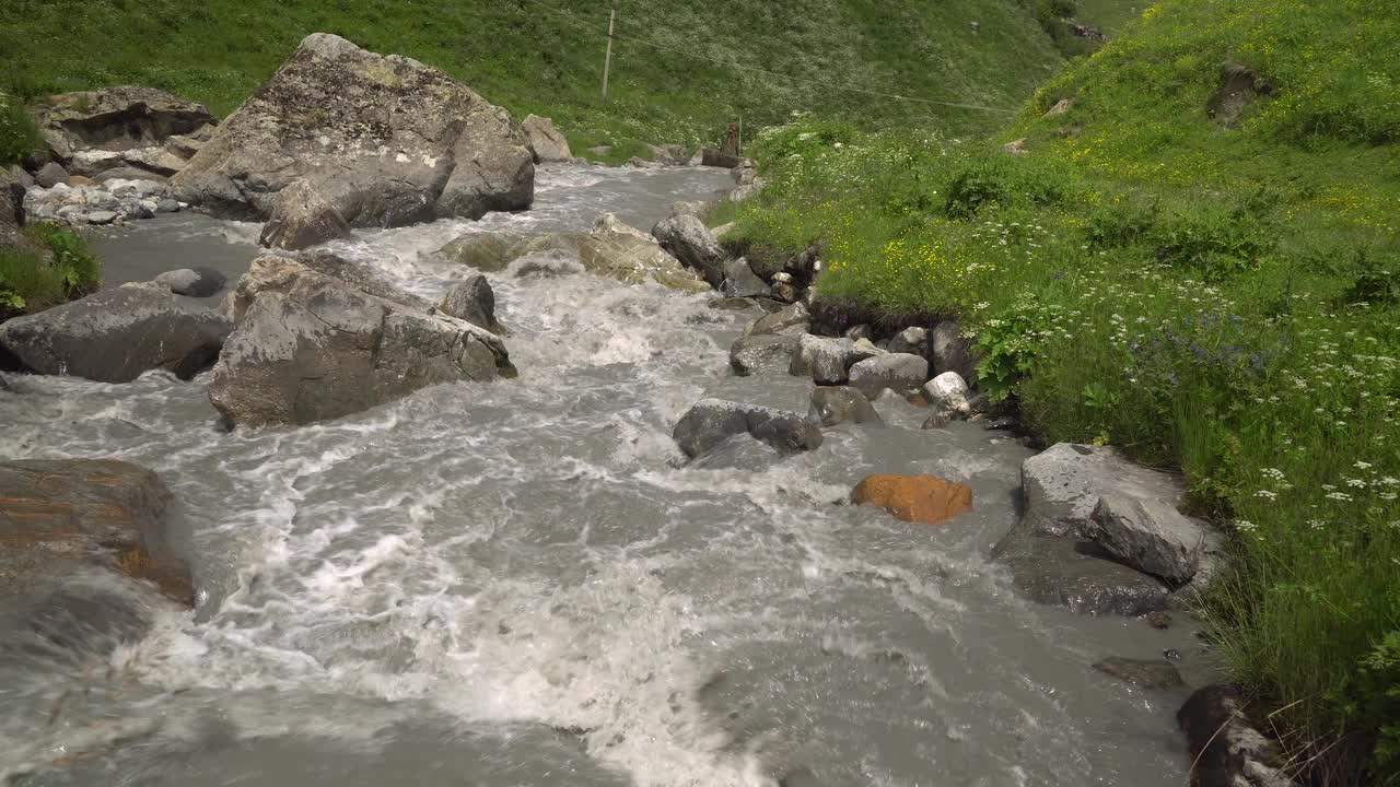 山河封闭丰富清澈的河流通过石头视频素材