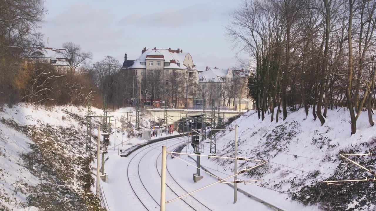 德国莱比锡地区铁路线积雪覆盖视频素材