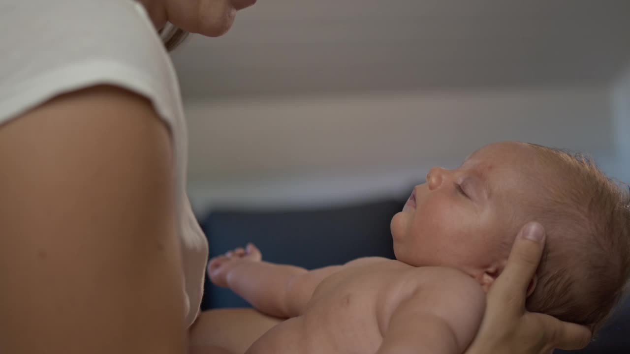 深情的年轻母亲抱着她年幼的儿子视频素材