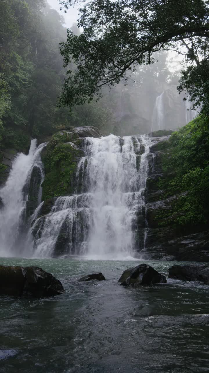 哥斯达黎加的热带雨林/圣胡安娜瀑布的宽慢镜头视频素材