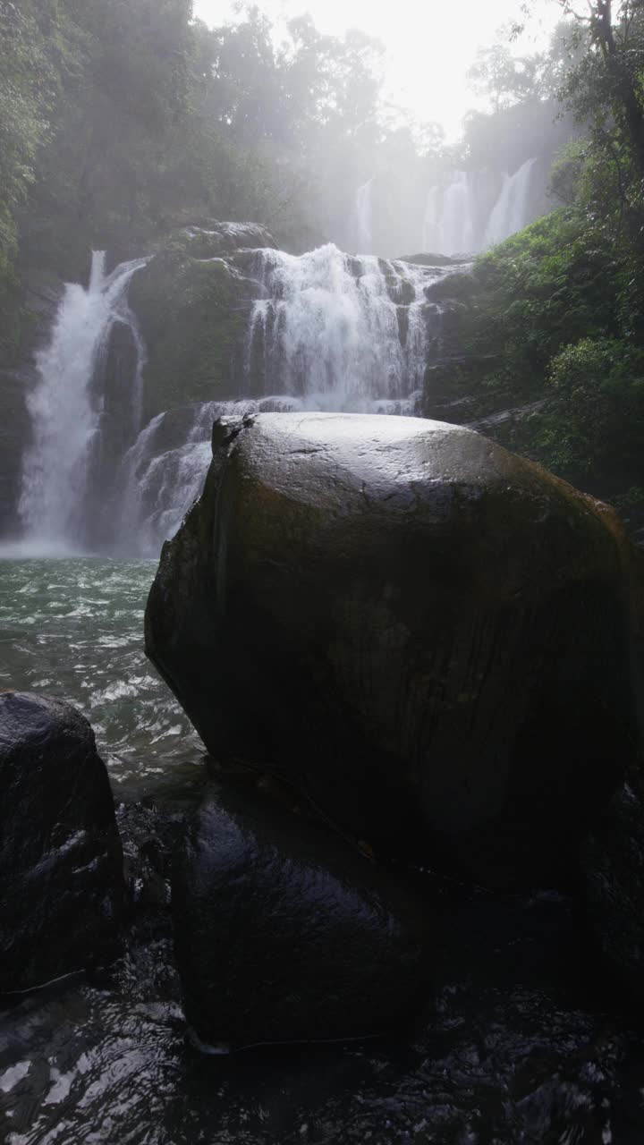 哥斯达黎加的热带雨林/圣胡安娜瀑布的宽慢镜头视频素材