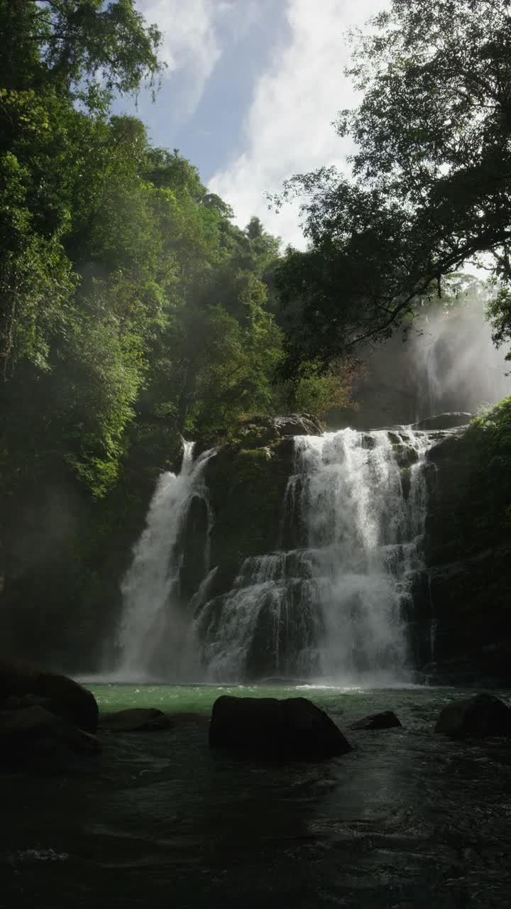 哥斯达黎加圣塔胡安娜热带雨林瀑布和河流的宽慢镜头视频素材