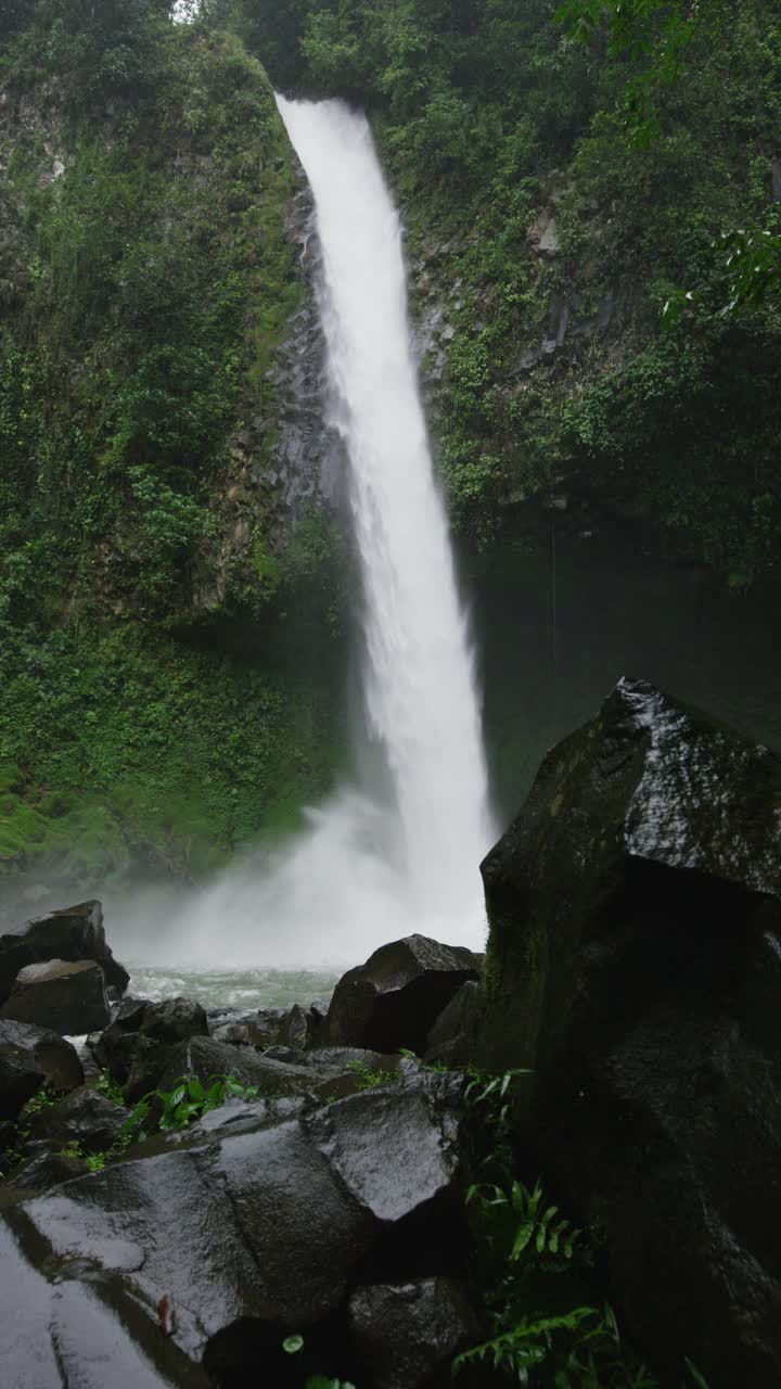 宽慢镜头拍摄热带雨林瀑布/阿雷纳尔，La Fortuna，哥斯达黎加视频素材