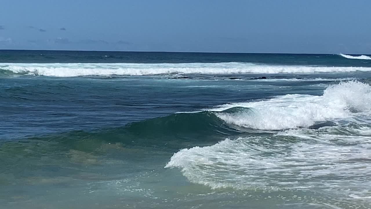 海浪在考艾岛的Poipu海滩上翻滚视频素材