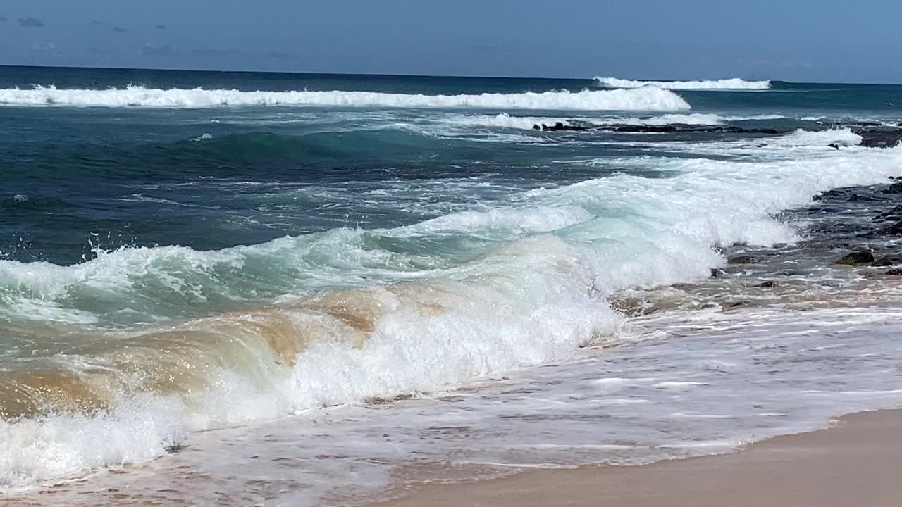 海浪在考艾岛的Poipu海滩上翻滚视频素材