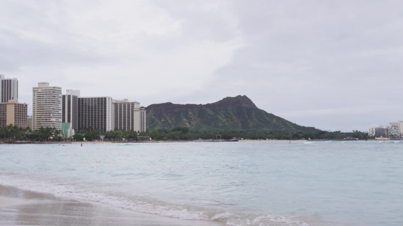 冲浪冲浪快乐有乐趣与冲浪板跳跃滑稽做出兴奋的面部表情。女性比基尼女性健康积极的水上运动的生活方式。夏威夷瓦胡岛怀基基岛的亚洲白种人模型。视频素材