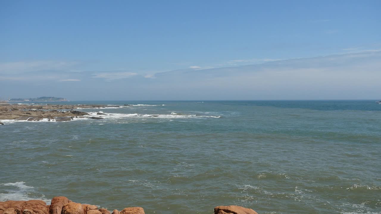 4k波光粼粼的海洋海水海浪表面&海岸岩石海岸浪涌海岸。视频素材