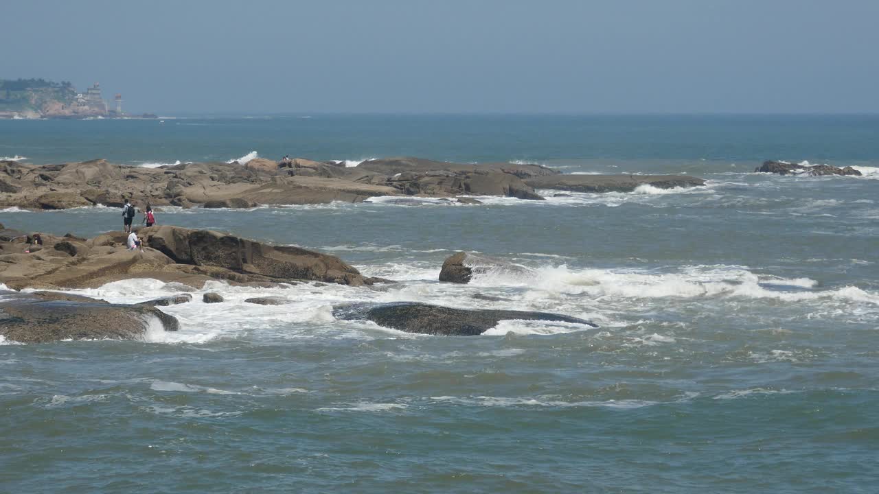 4k波光粼粼的海洋海水海浪表面&海岸岩石海岸浪涌海岸。视频素材