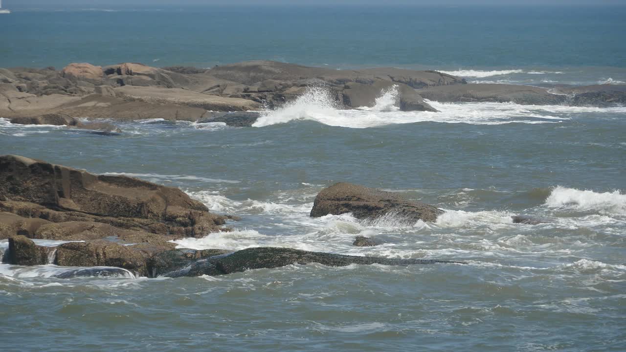 4k波光粼粼的海洋海水海浪表面&海岸岩石海岸浪涌海岸。视频素材