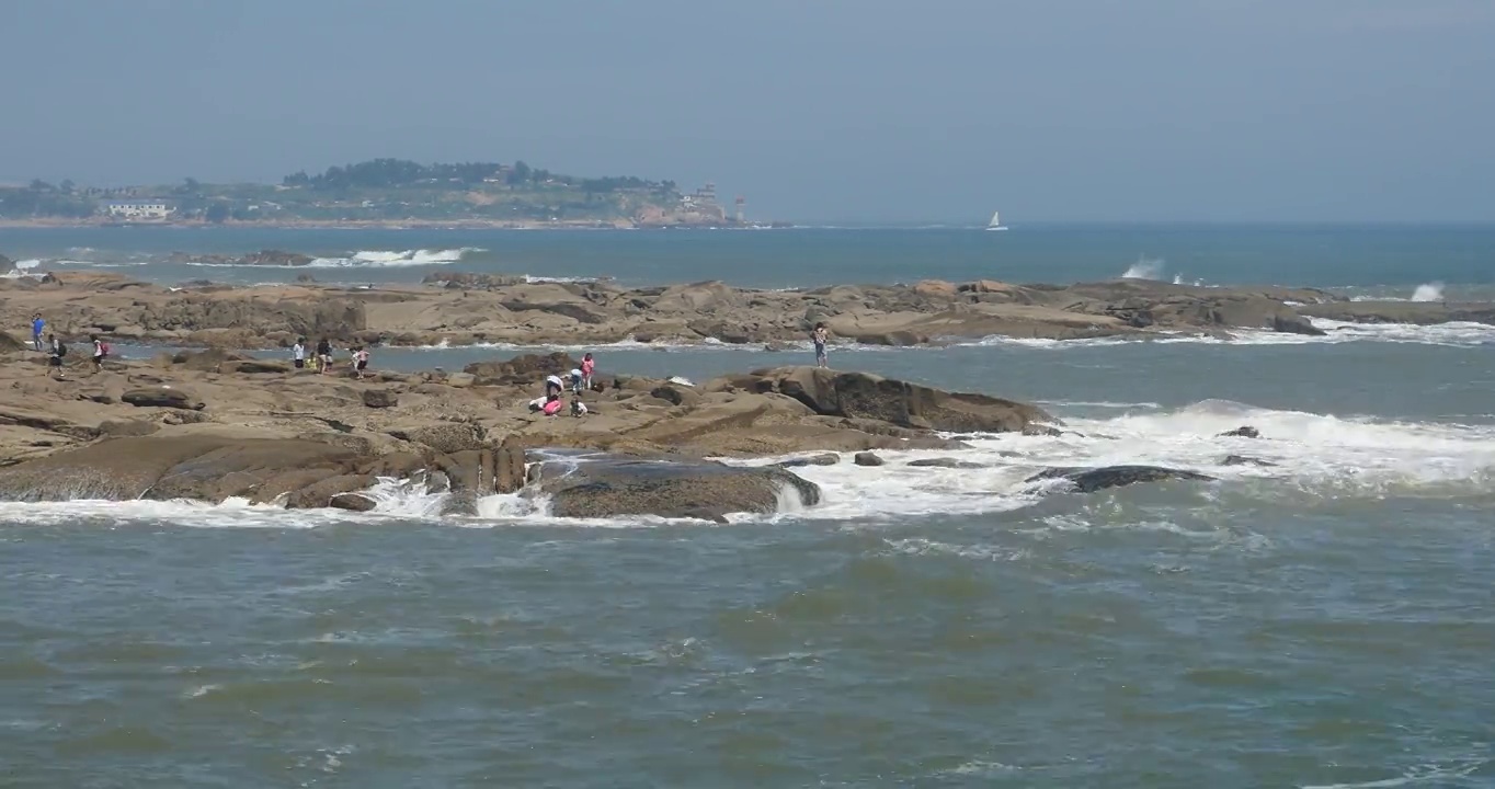 4k波光粼粼的海洋海水海浪表面&海岸岩石海岸浪涌海岸。视频素材