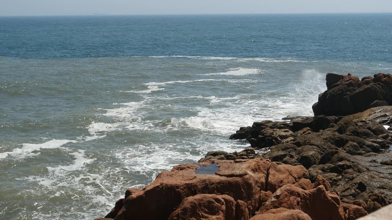 4k波光粼粼的海洋海水海浪表面&海岸岩石海岸浪涌海岸。视频素材