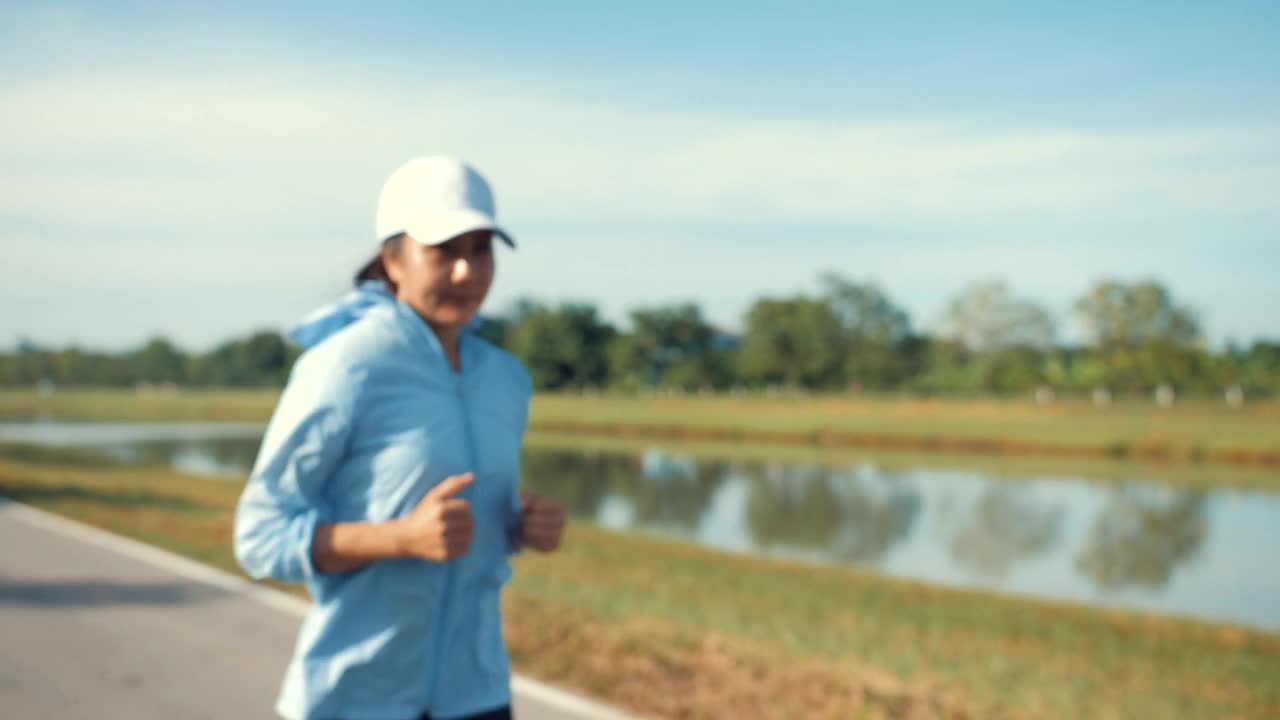 活跃的女人跑视频素材