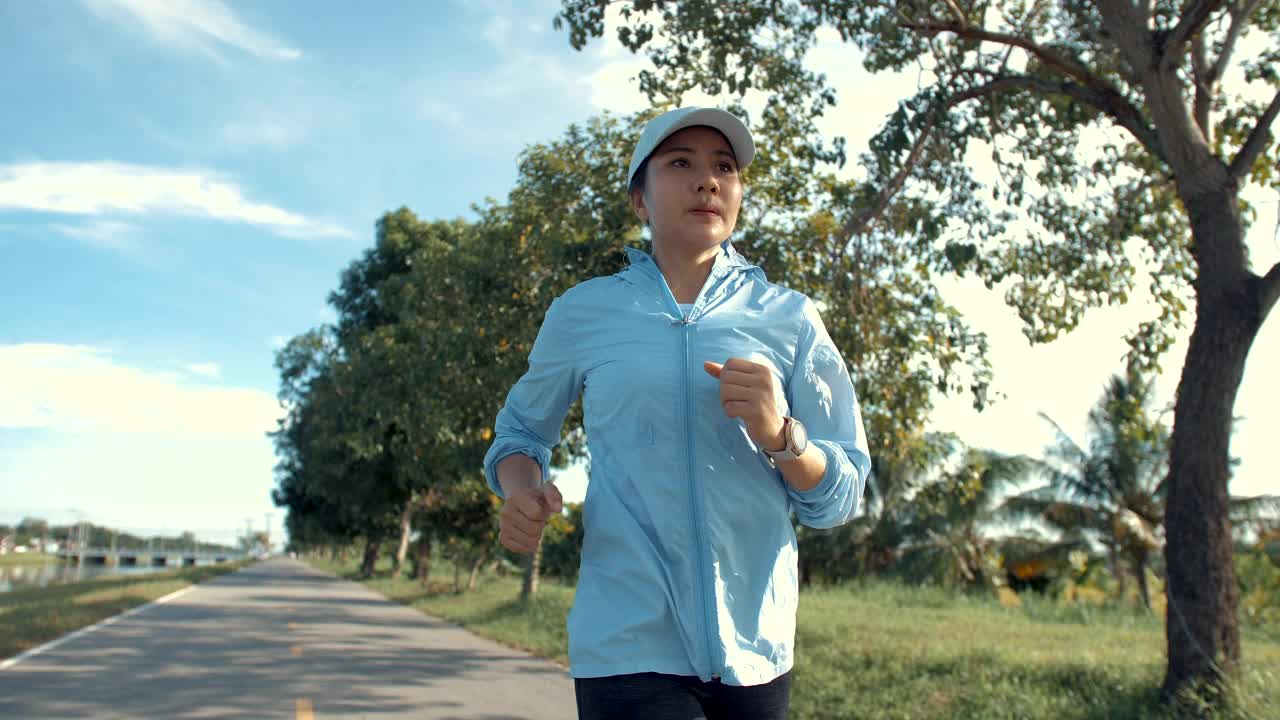 活跃的女人跑视频素材