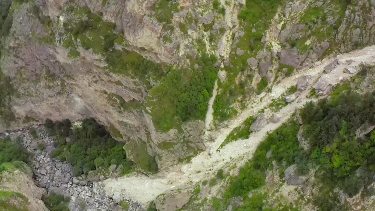 鸟瞰峡谷底部。视频素材