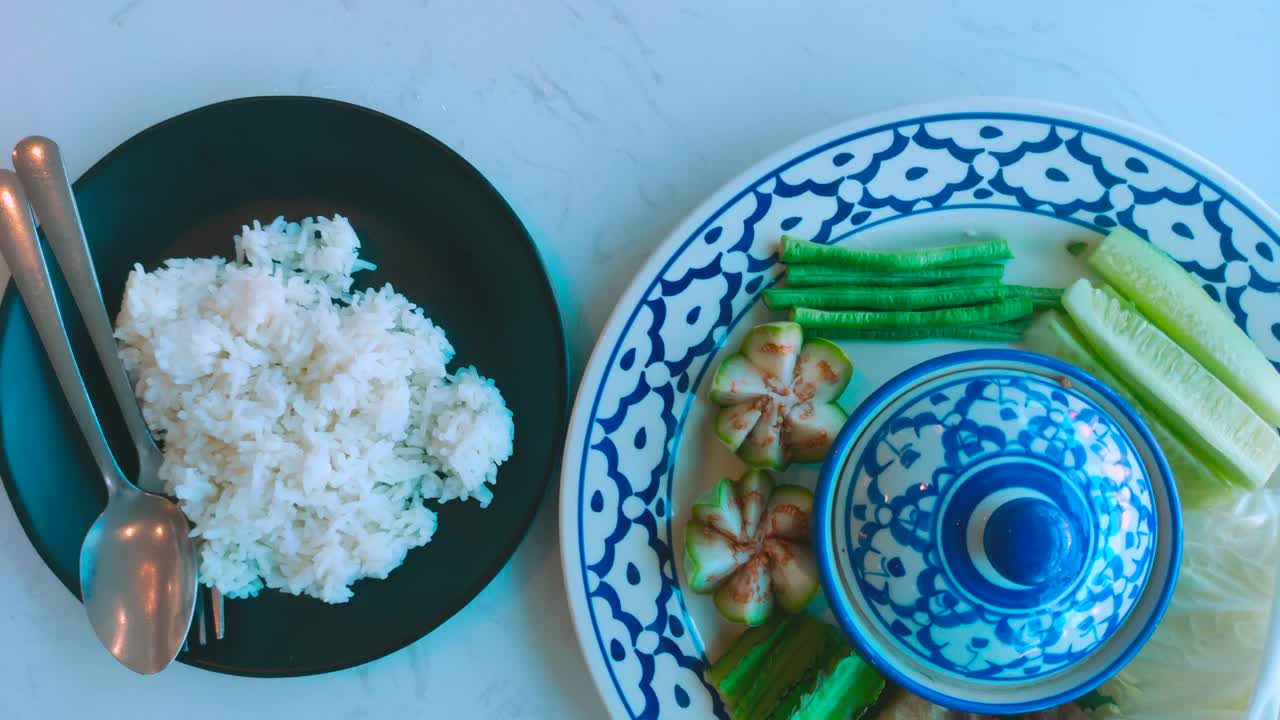 米饭蒸辣椒酱顶部视图慢动作视频素材