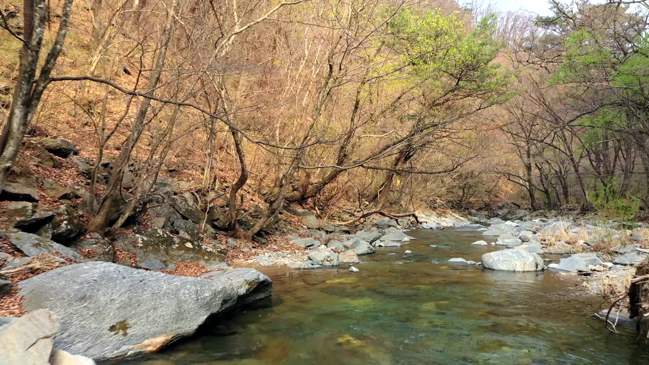 韩国江原道春川市釜威川山谷的风景视频素材