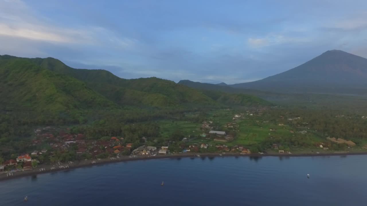 印度尼西亚巴厘岛，靠近大海的村庄视频素材