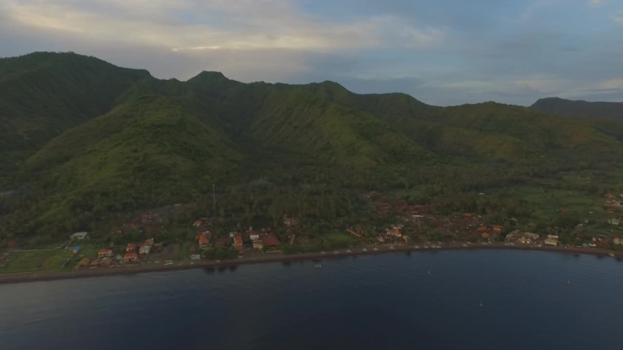 印度尼西亚巴厘岛，靠近大海的村庄视频素材