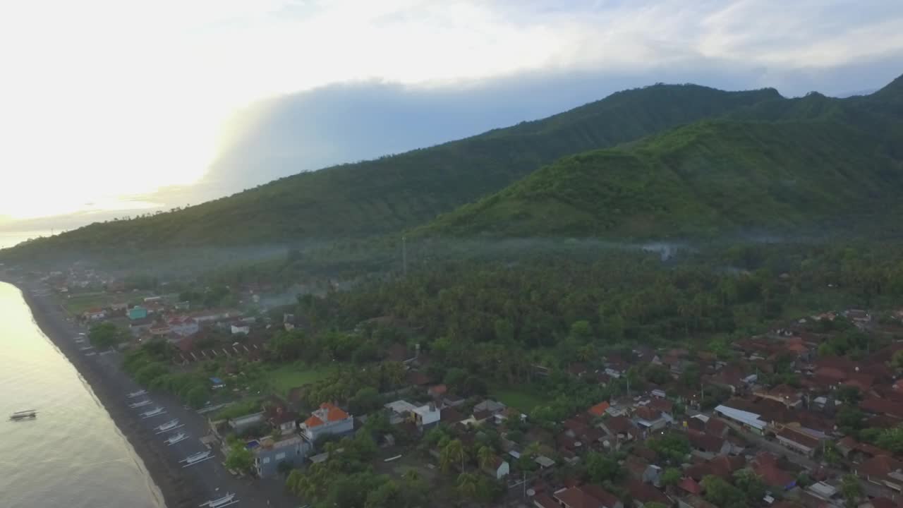 印度尼西亚巴厘岛，靠近大海的村庄视频素材