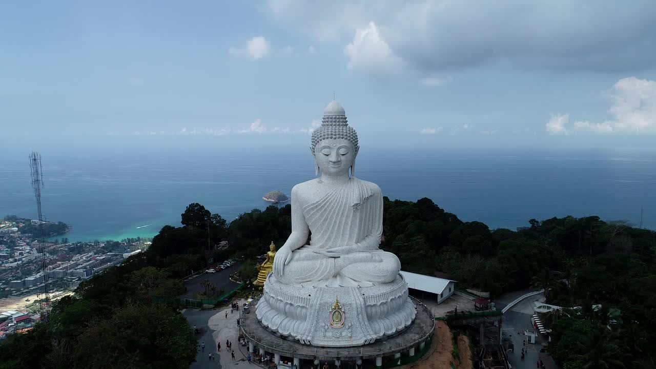 无人机拍摄视频的白色大理石大佛寺庙在最高的山普吉岛美丽的地标泰国原始文件从无人机幻影4 pro v2.0视频素材