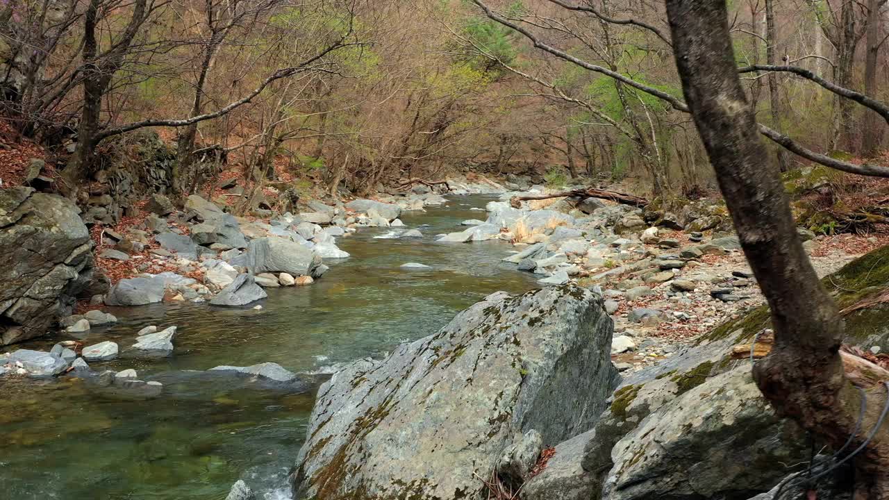 韩国江原道春川市釜威川山谷的风景视频素材