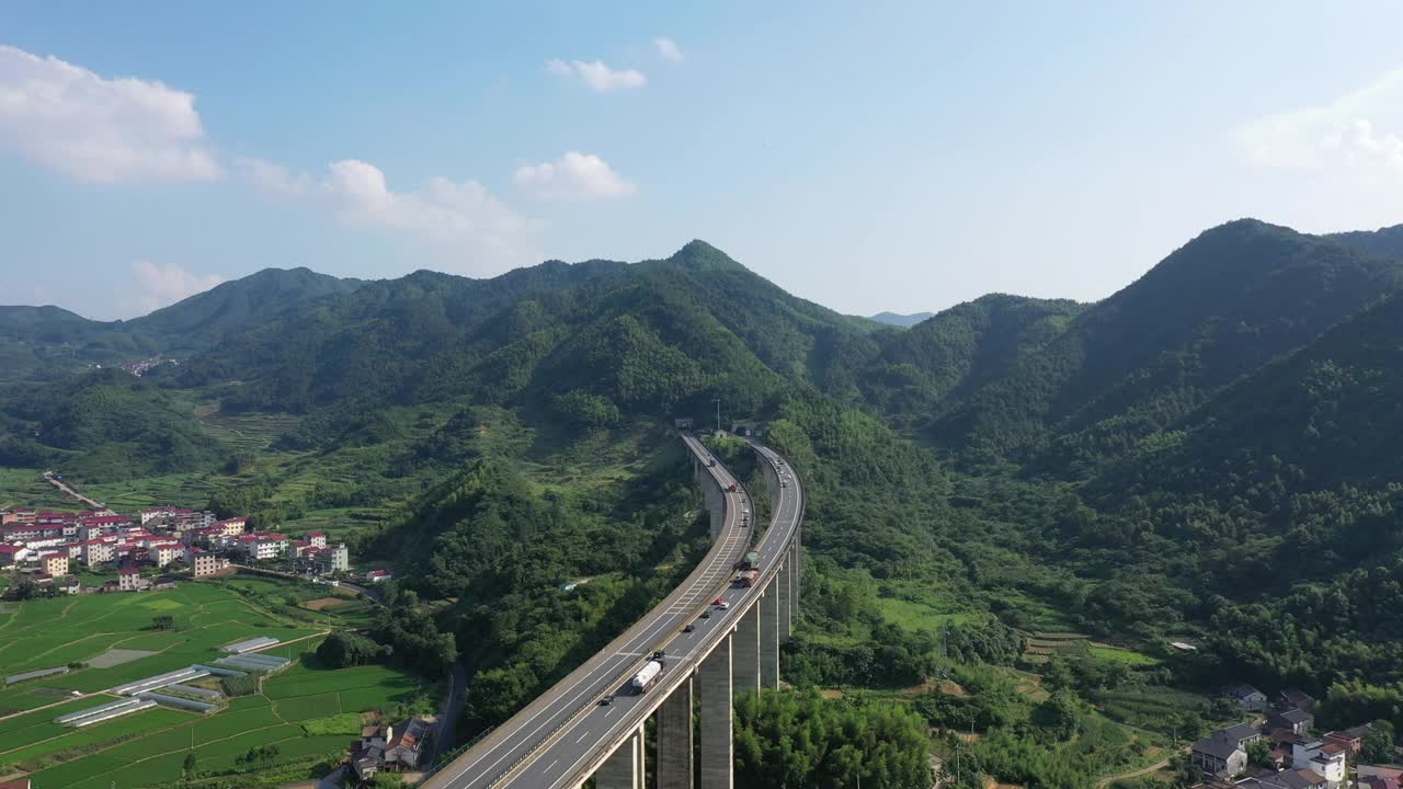 在山区高速公路视频素材