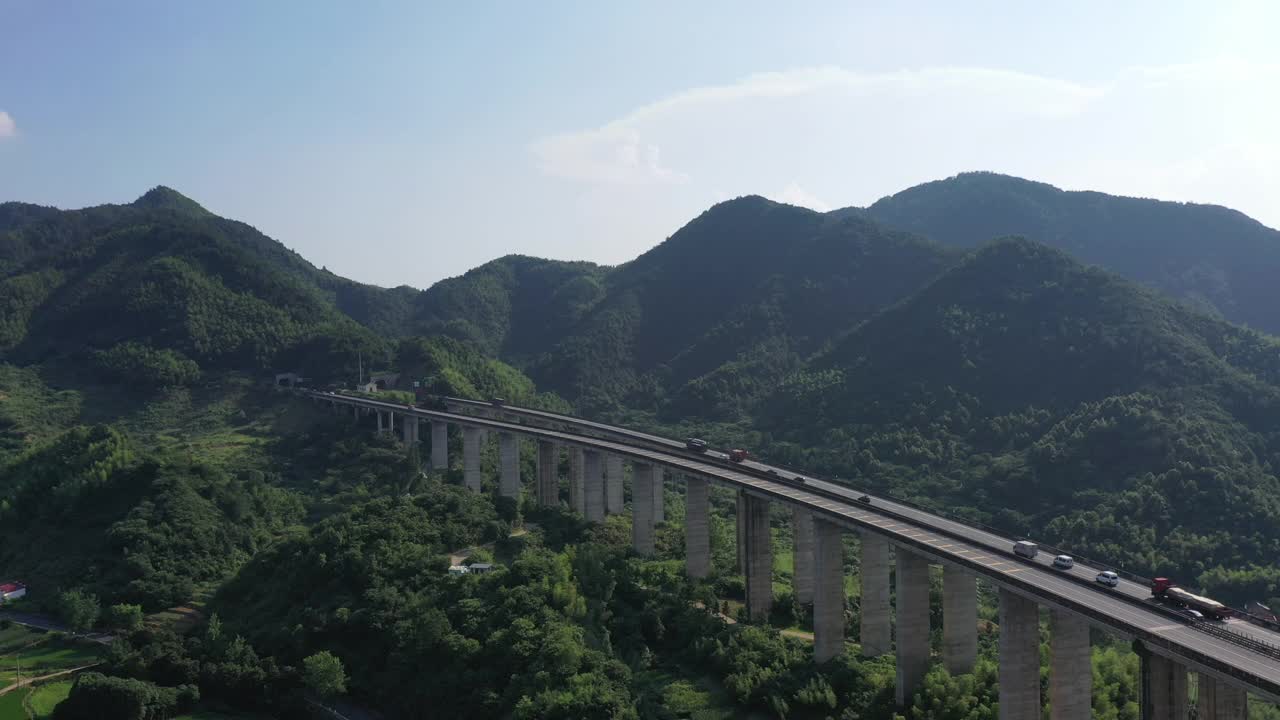 在山区高速公路视频素材