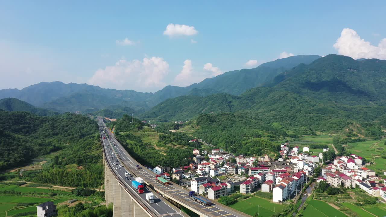 在山区高速公路视频素材