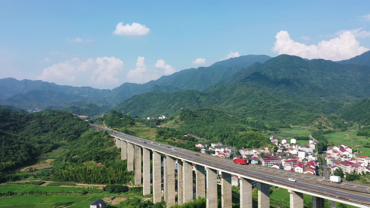 在山区高速公路视频素材