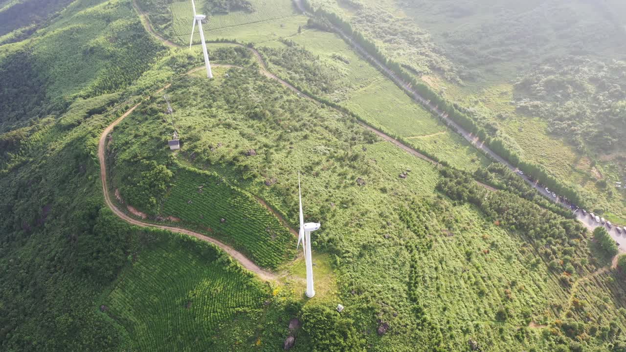 日落时山上的风力涡轮机视频素材