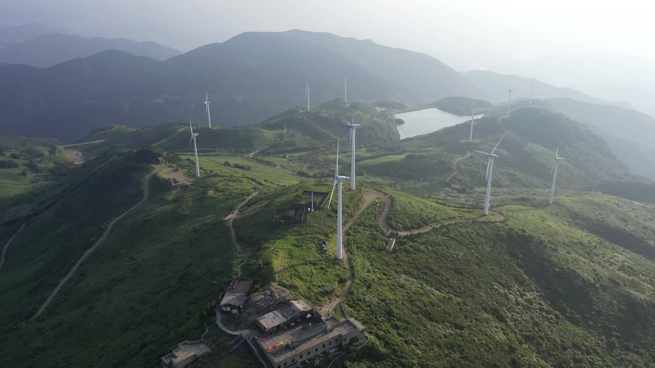 日落时山上的风力涡轮机视频素材