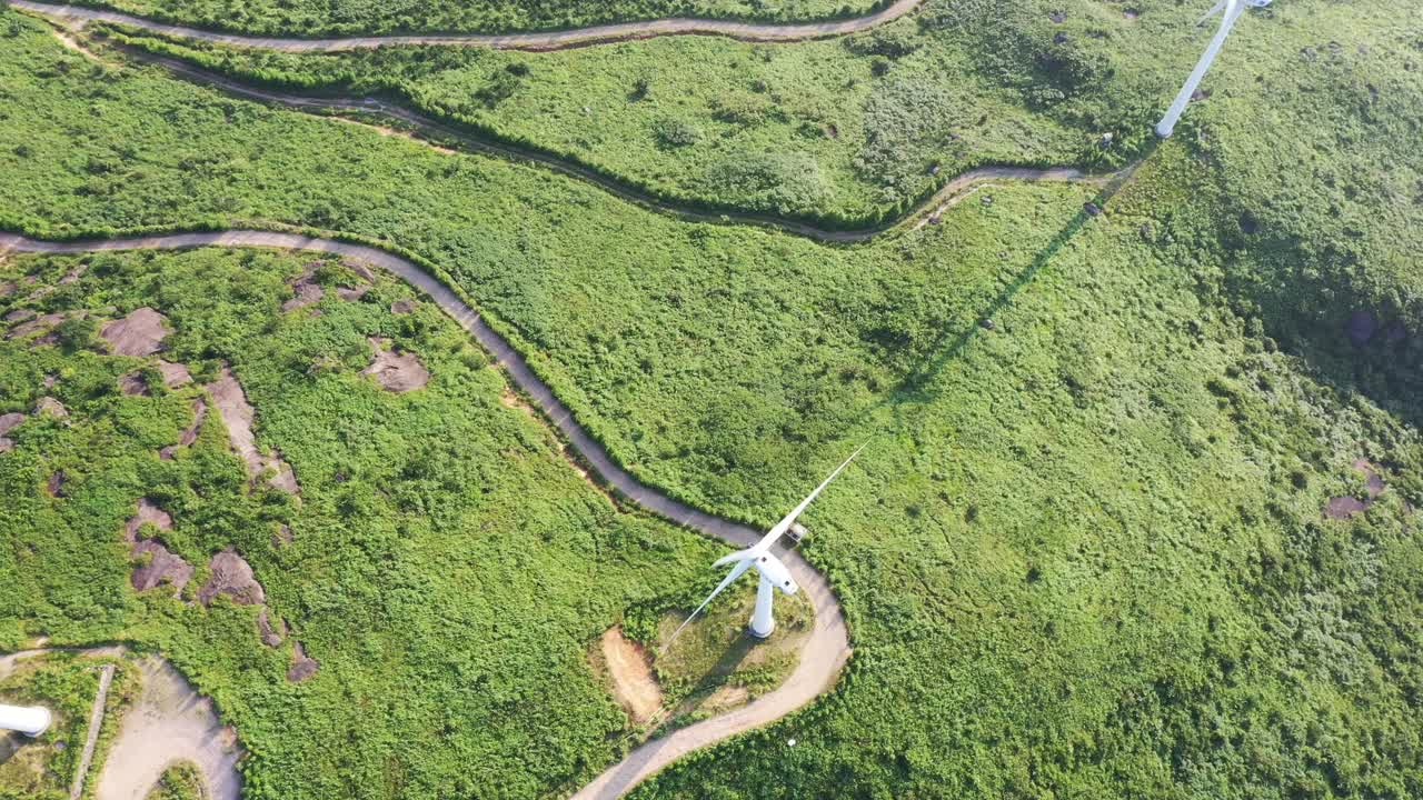 日落时山上的风力涡轮机视频素材