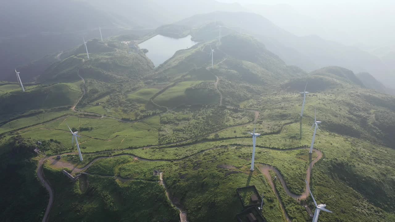 日落时山上的风力涡轮机视频素材