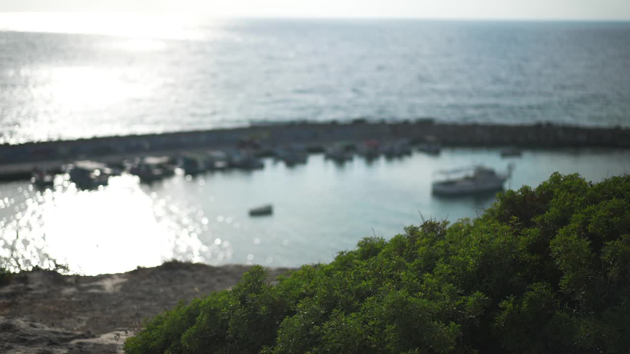 黄昏时分，地中海海岸线上的游艇海湾。美丽的自然和清澈的水在日落阳光下户外。旅游和旅游概念。视频素材