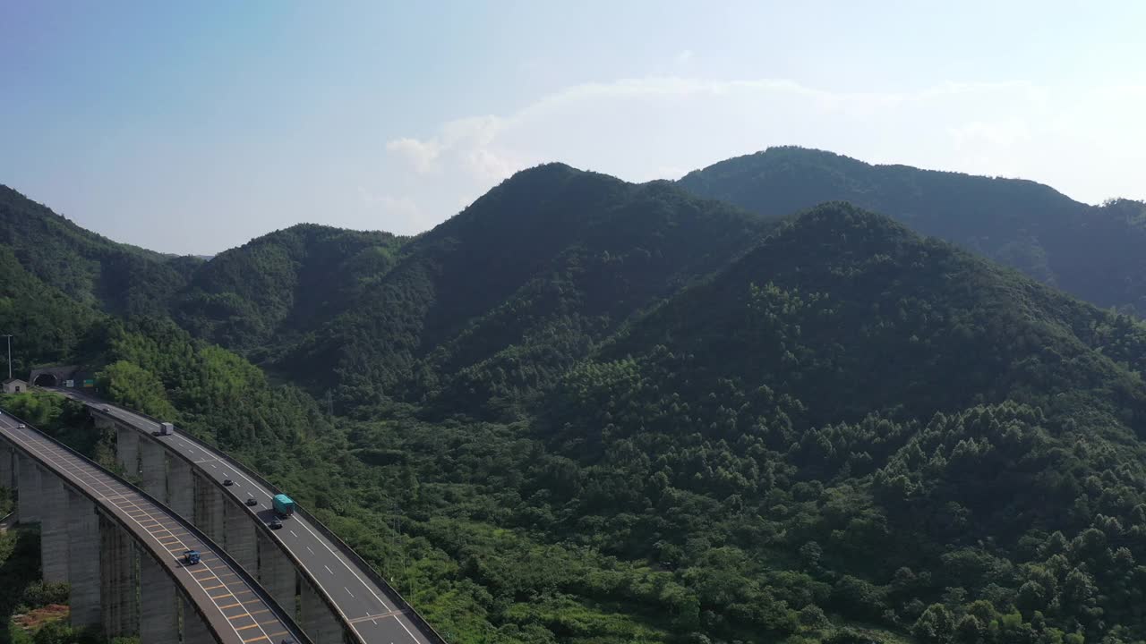 在山区高速公路视频素材