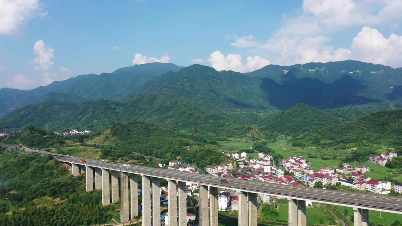 在山区高速公路视频素材