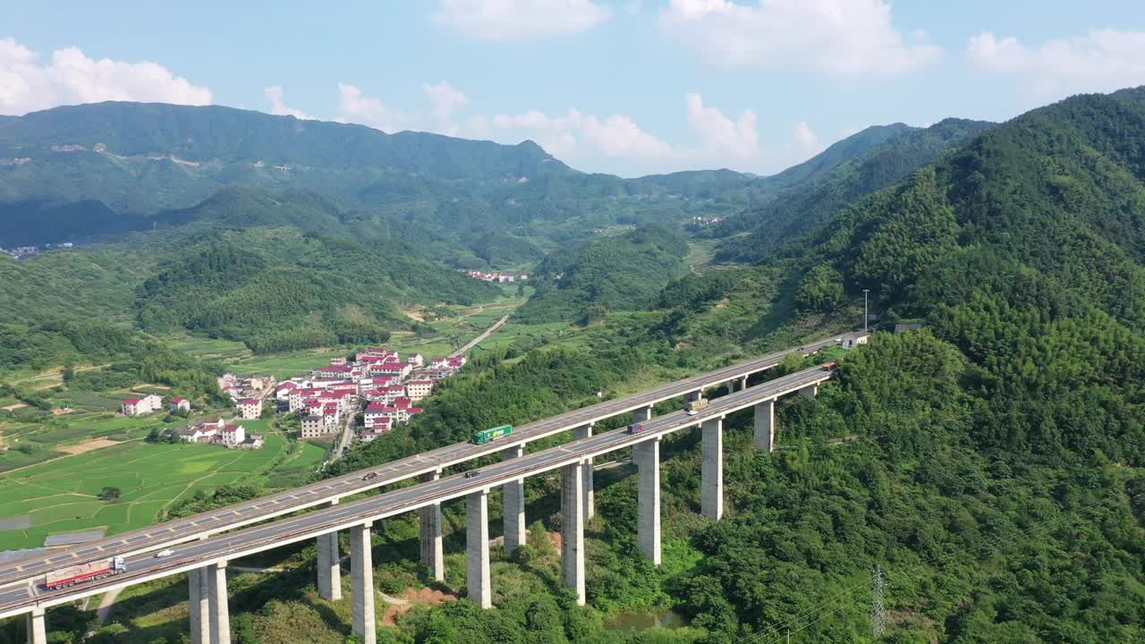 在山区高速公路视频素材