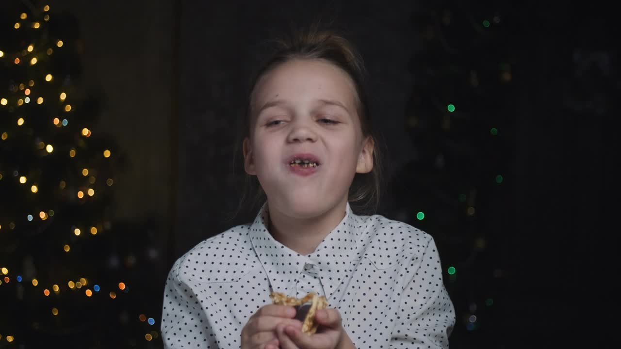 快乐的白人女孩庆祝圣诞节。在新年树附近吹五彩纸屑的少年视频素材