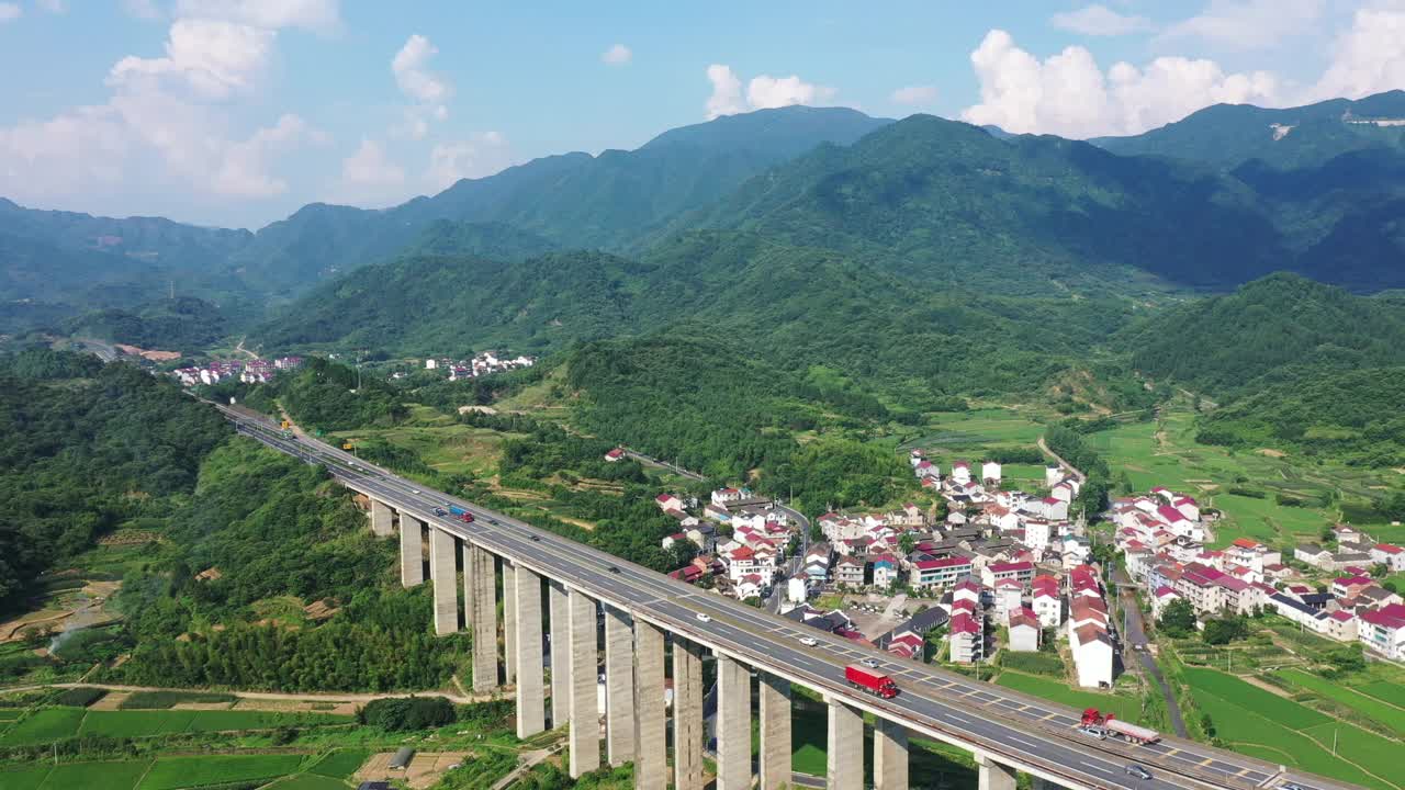 在山区高速公路视频素材