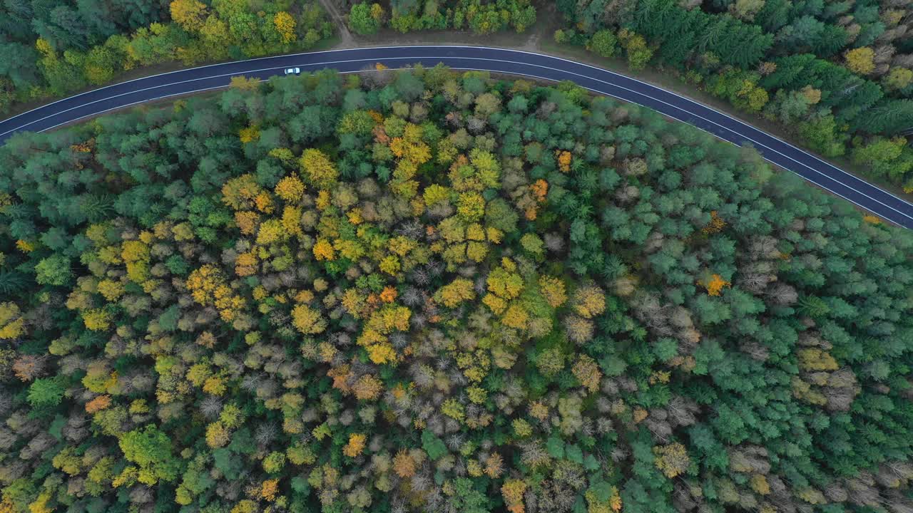 汽车在狭窄曲折的道路上行驶视频下载