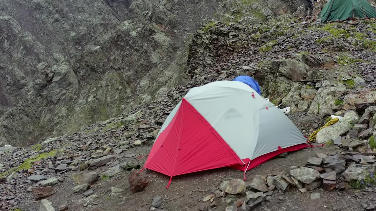 在高山上露营的人。鸟瞰图视频素材