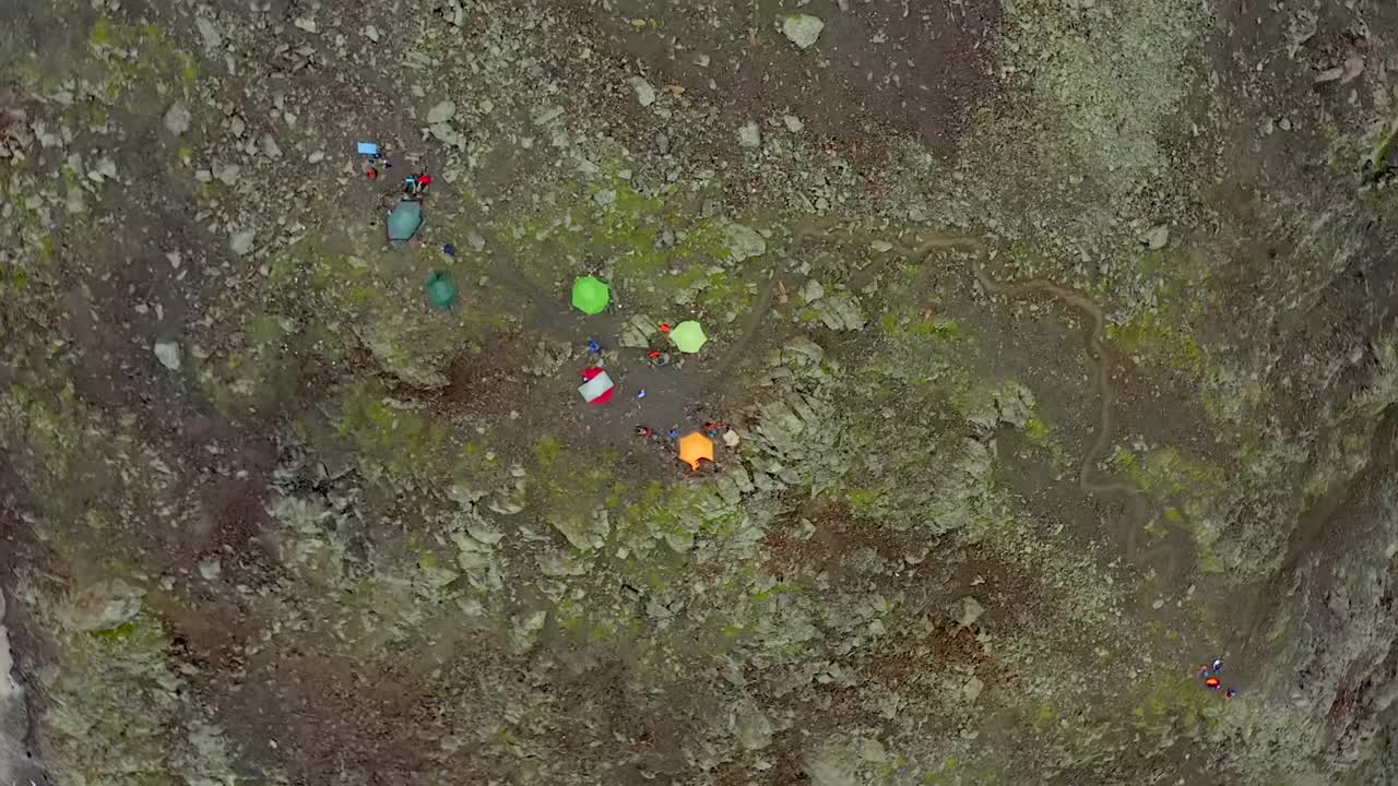 鸟瞰图的营地与帐篷的登山者在山上。视频素材