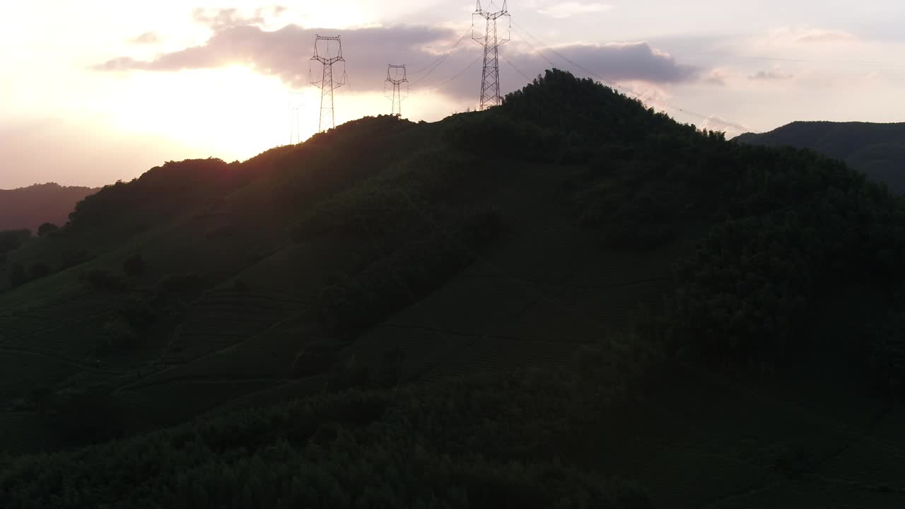 日落时山上的高电压杆视频素材