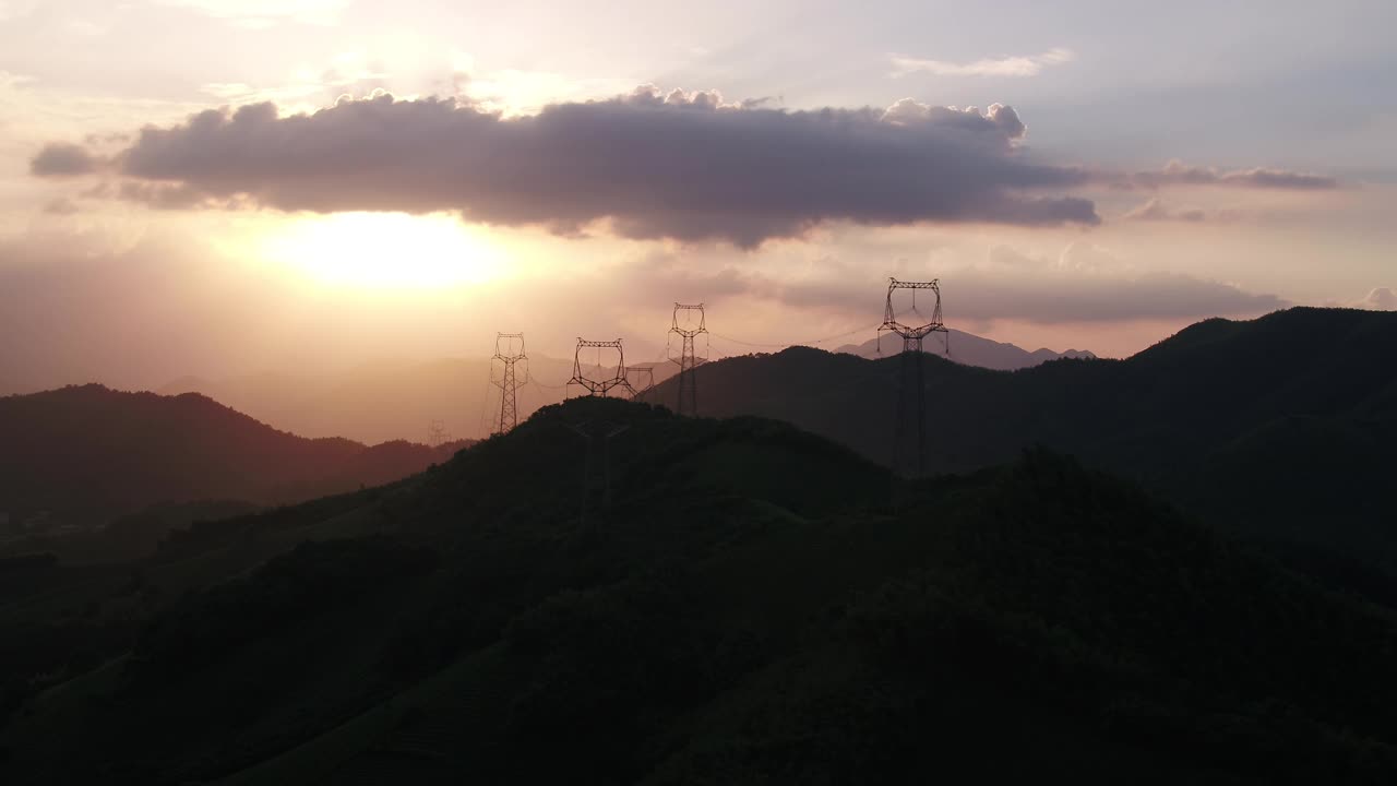 日落时山上的高电压杆视频素材