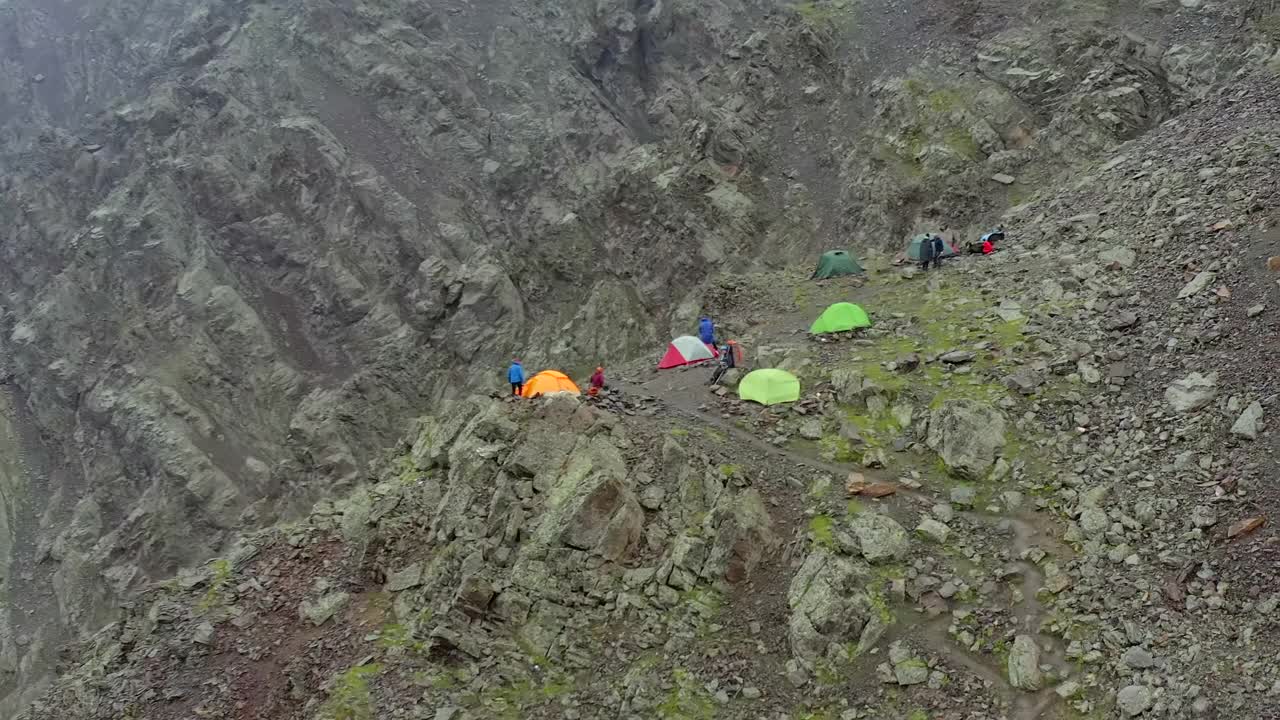 在高山上露营的登山者。鸟瞰图视频素材