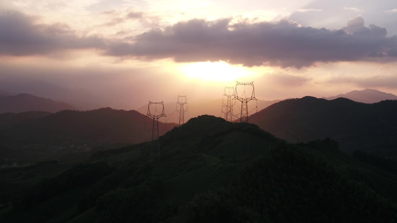 日落时山上的高电压杆视频素材