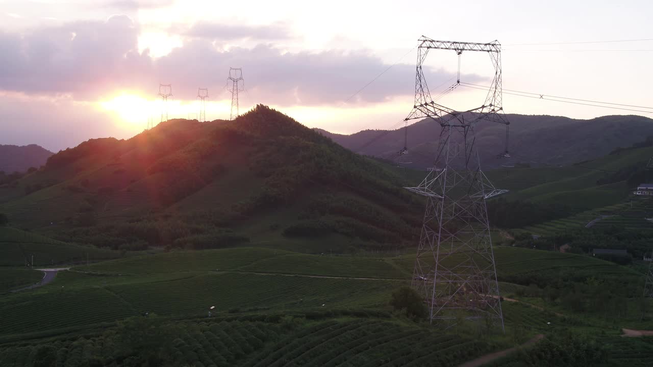 日落时山上的高电压杆视频素材