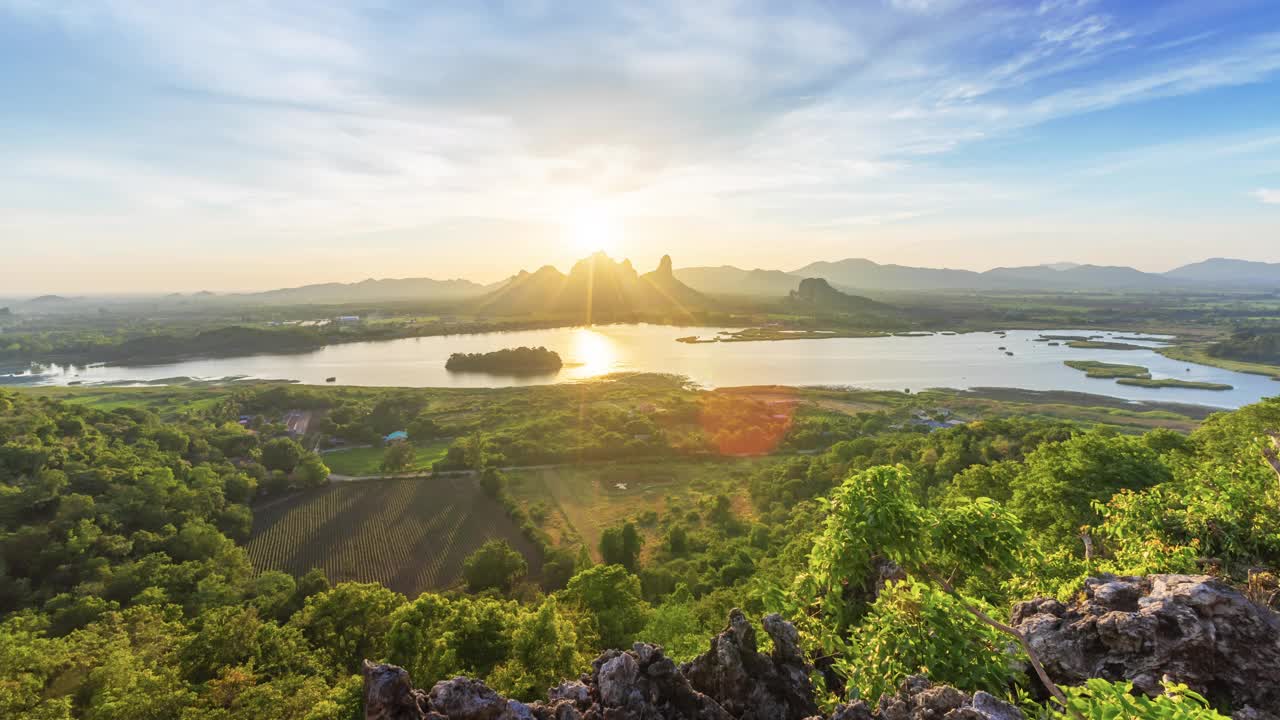 日落的时间推移，以一个view of Phu Sub Lhek, Lop Buri，泰国。视频素材