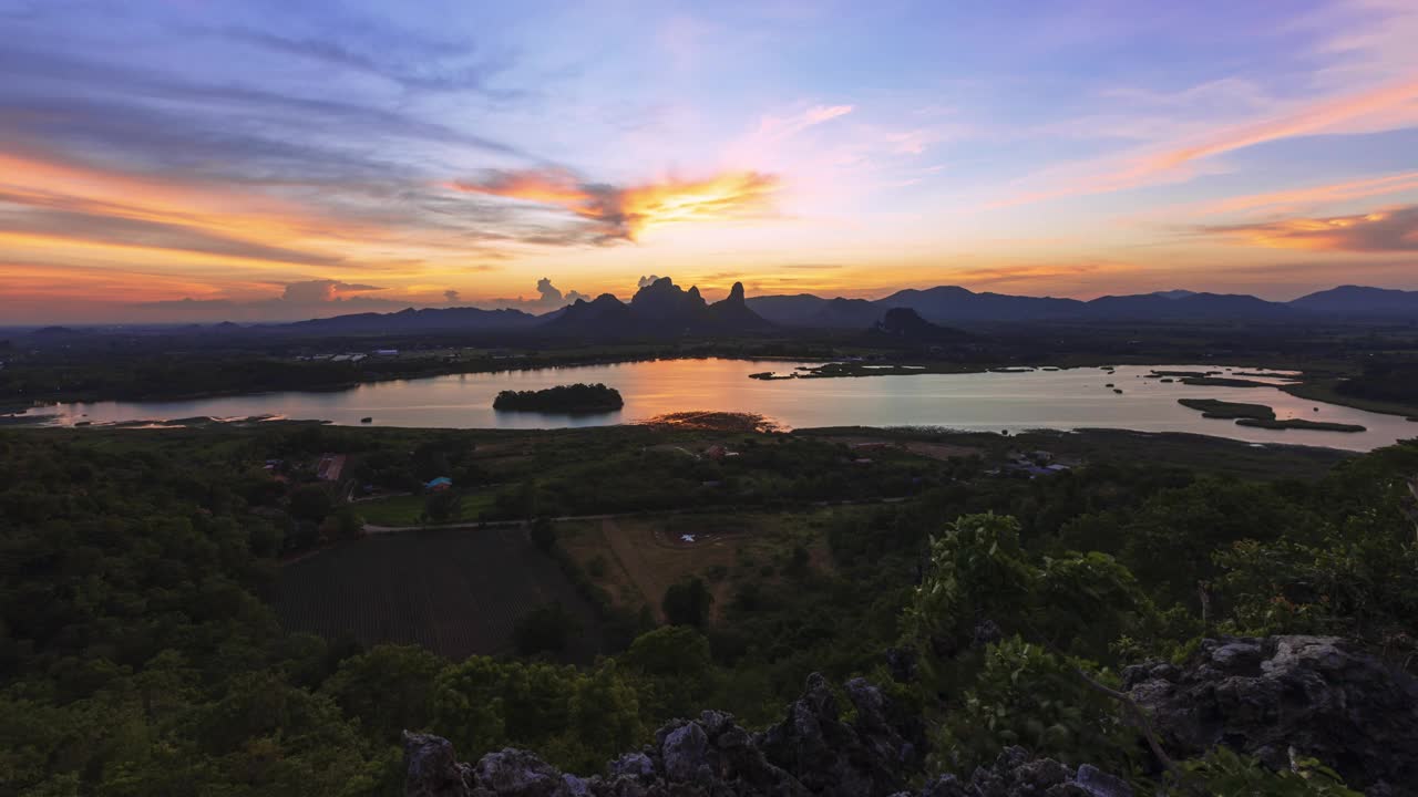 日落-天空的黄昏时间推移与一个view的Phu Sub Lhek, Lop Buri，泰国。视频素材